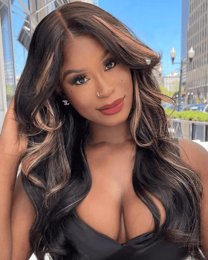 body-wave-balayage-highlight-blond-color-wig_model